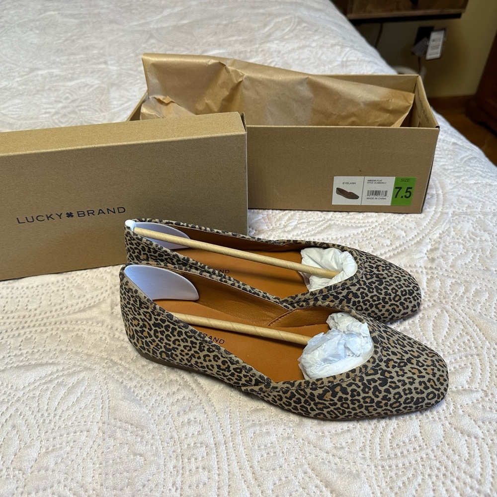 Lucky Brand Ameena Flat. Woman’s size 7.5. Color name is eyelash